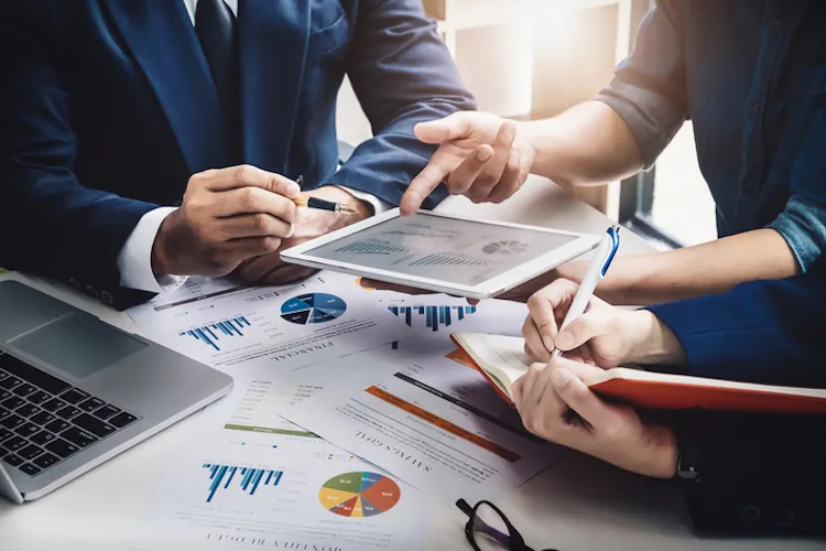 Equipo de consultoría trabajando con instituciones y empresas